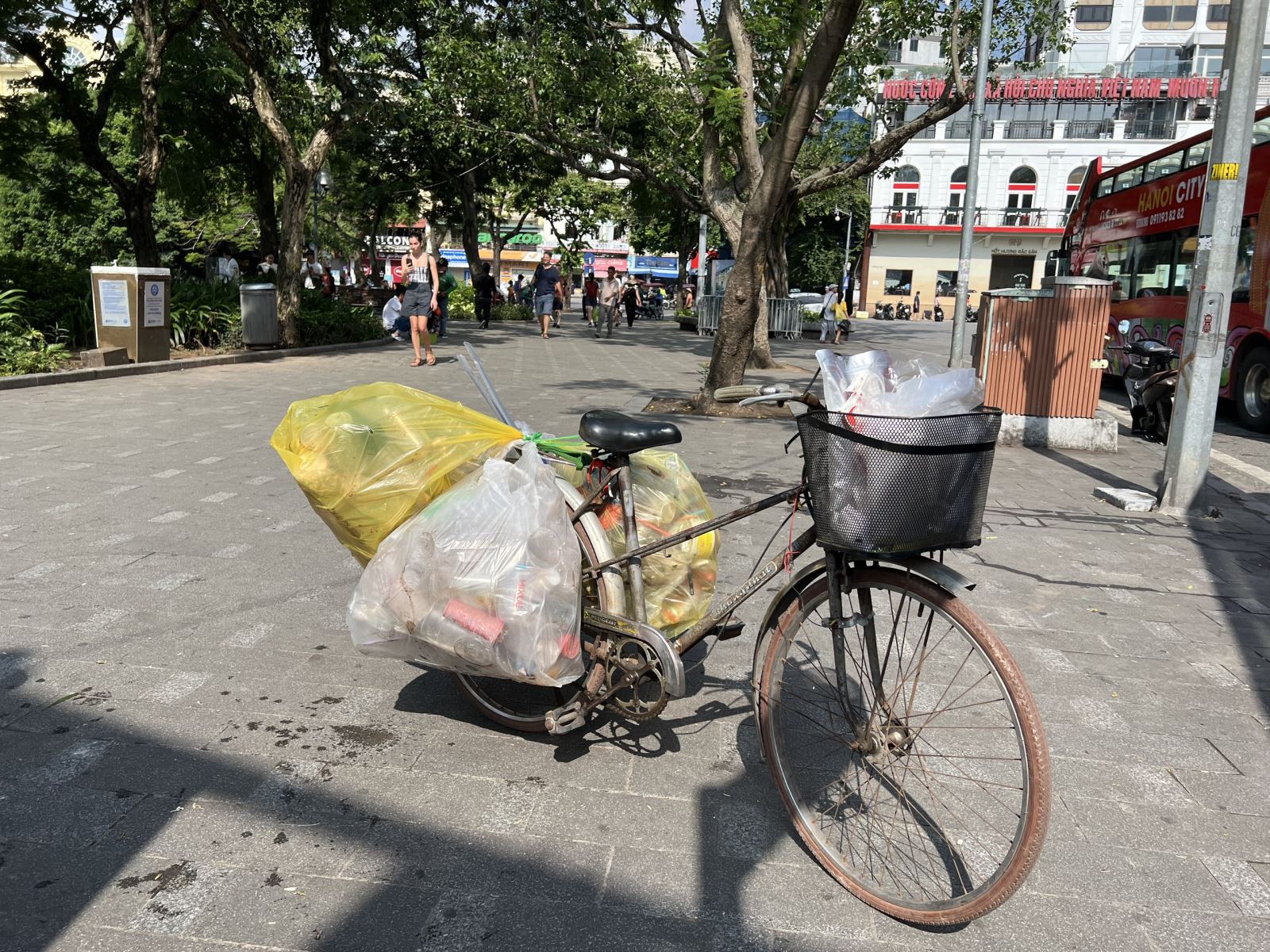 Chiếc xe gắn bó với bà Phương mỗi ngày khi đi nhặt rác quanh Hồ Gươm.