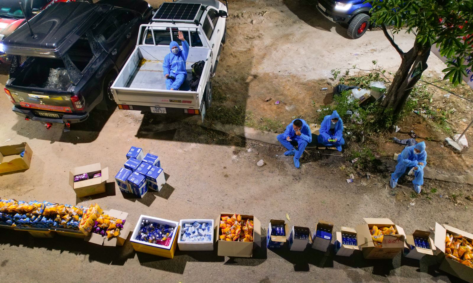 Các thành viên CLB xe bán tải Đà Nẵng góp nhu yếu phẩm hỗ trợ người dân trên đường về quê.