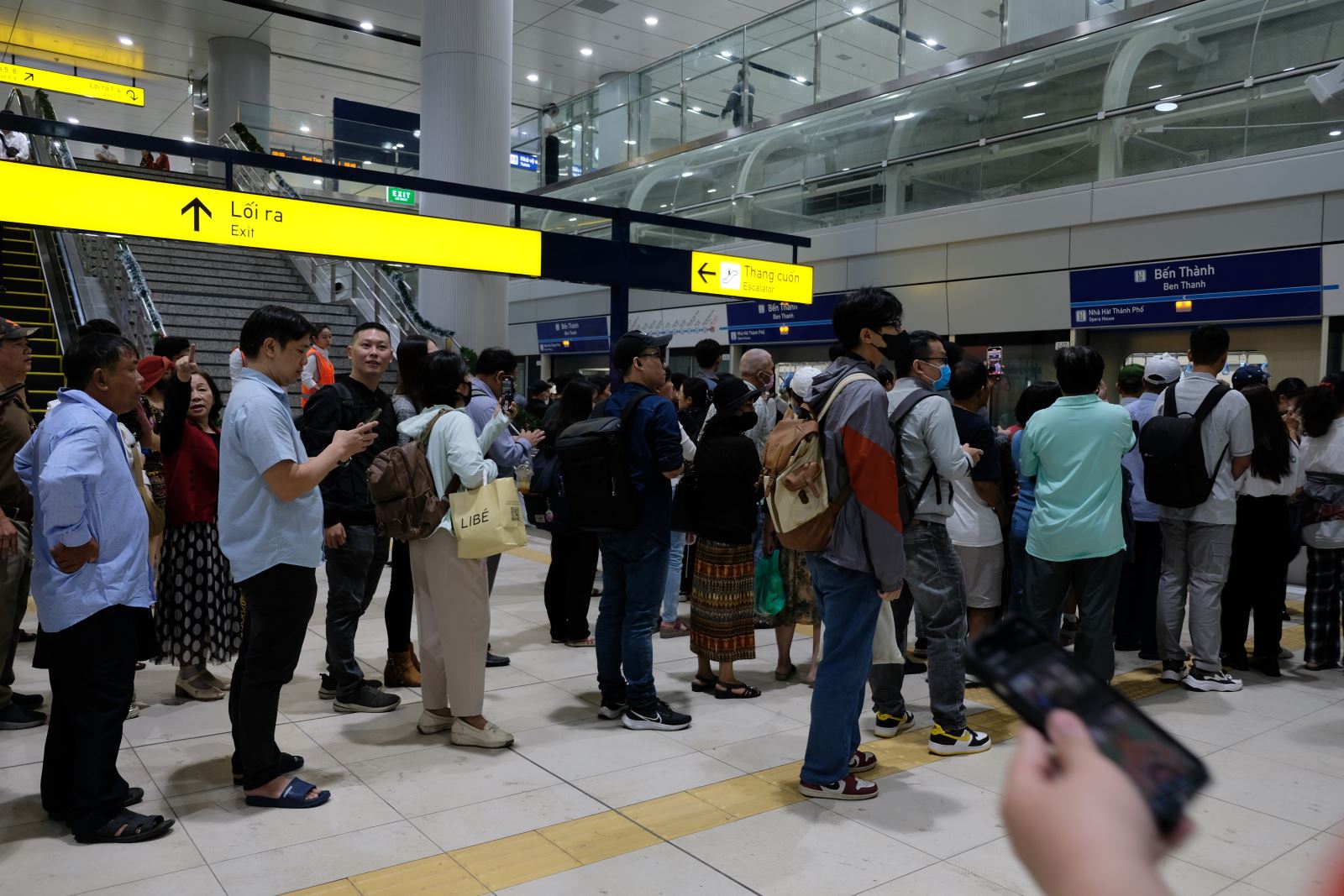 Đông đảo người dân tới trải nghiệm Tuyến Metro số 1, Bến Thành - Suối Tiên trong những ngày đầu vận hành