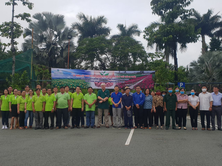 Ông Kevin Moore - Giám đốc điều Hành công ty VWS cùng mọi người hào hứng chụp ảnh lưu niệm cùng mọi người trong buổi lễ ra quân trồng cây xanh tại xã Đa Phước.
