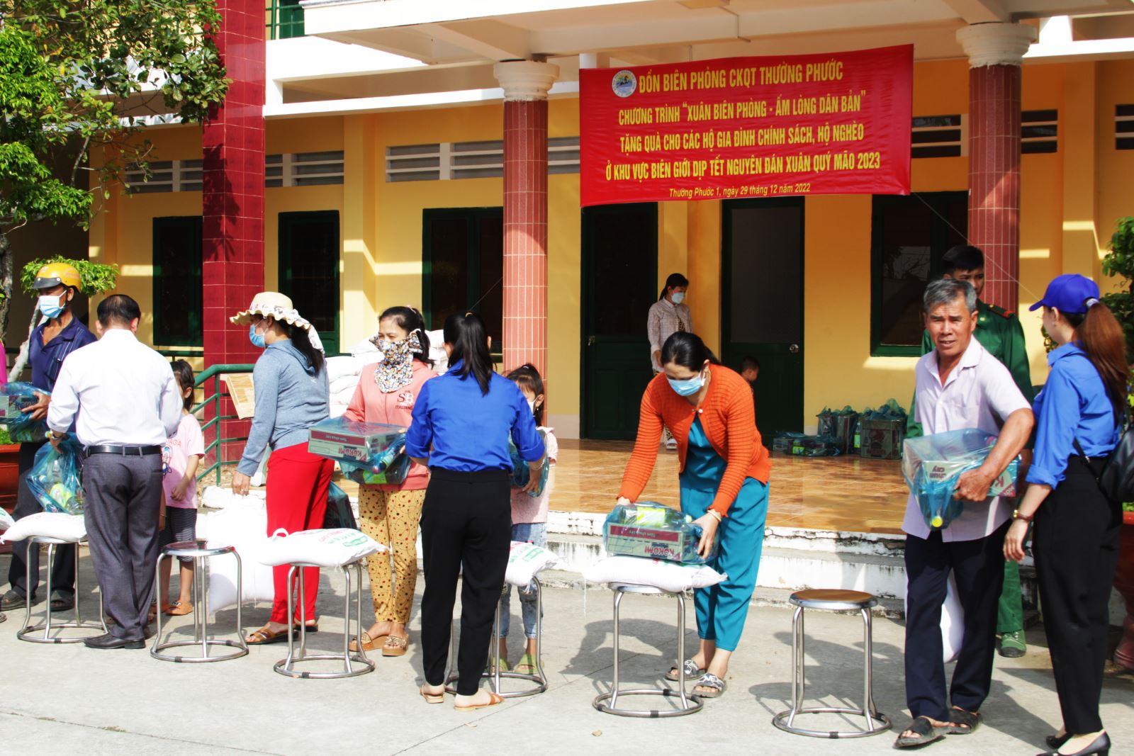 Đại diện UBND xã Thường Phước 1 trao quà cho các hộ nghèo vùng biên đón Tết.
