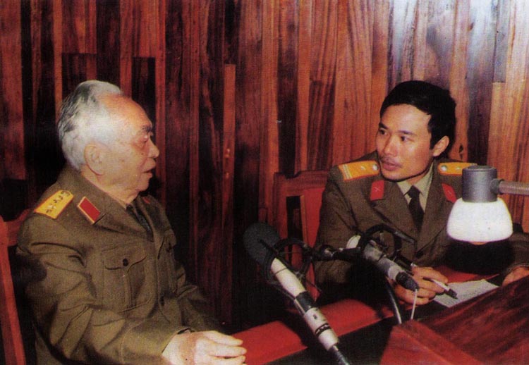 Đại tướng Võ Nguyên Giáp trả lời phỏng vấn phóng viên Phát thanh QĐND tại phòng thu. (Ảnh: Trịnh Ngân Liên - nguyên PV Phát thanh QĐND).