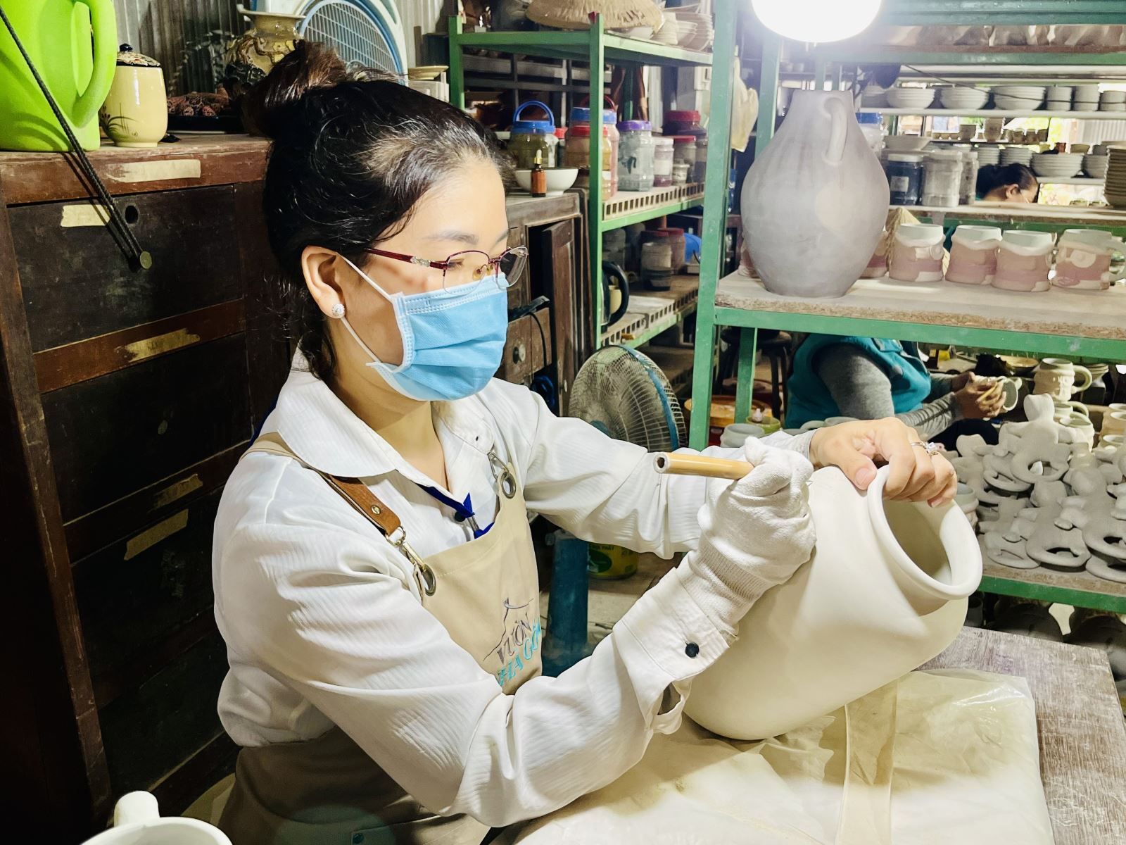 Các xưởng gốm thủ công ở Lái Thiêu đang tất bật cho những đợt hàng cuối năm.