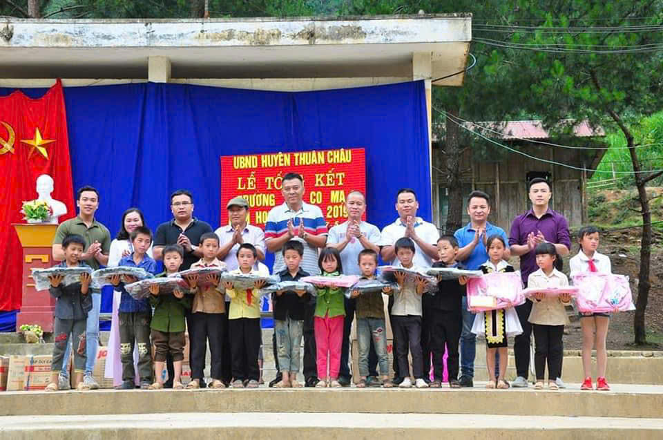 Anh Hoàng Trung Kiên (áo phông đen) và anh Giang Văn Điệp (áo phông sọc ngang) trong một chuyến từ thiện ở xã Co Mạ, huyện Thuận Châu, tỉnh Sơn La .