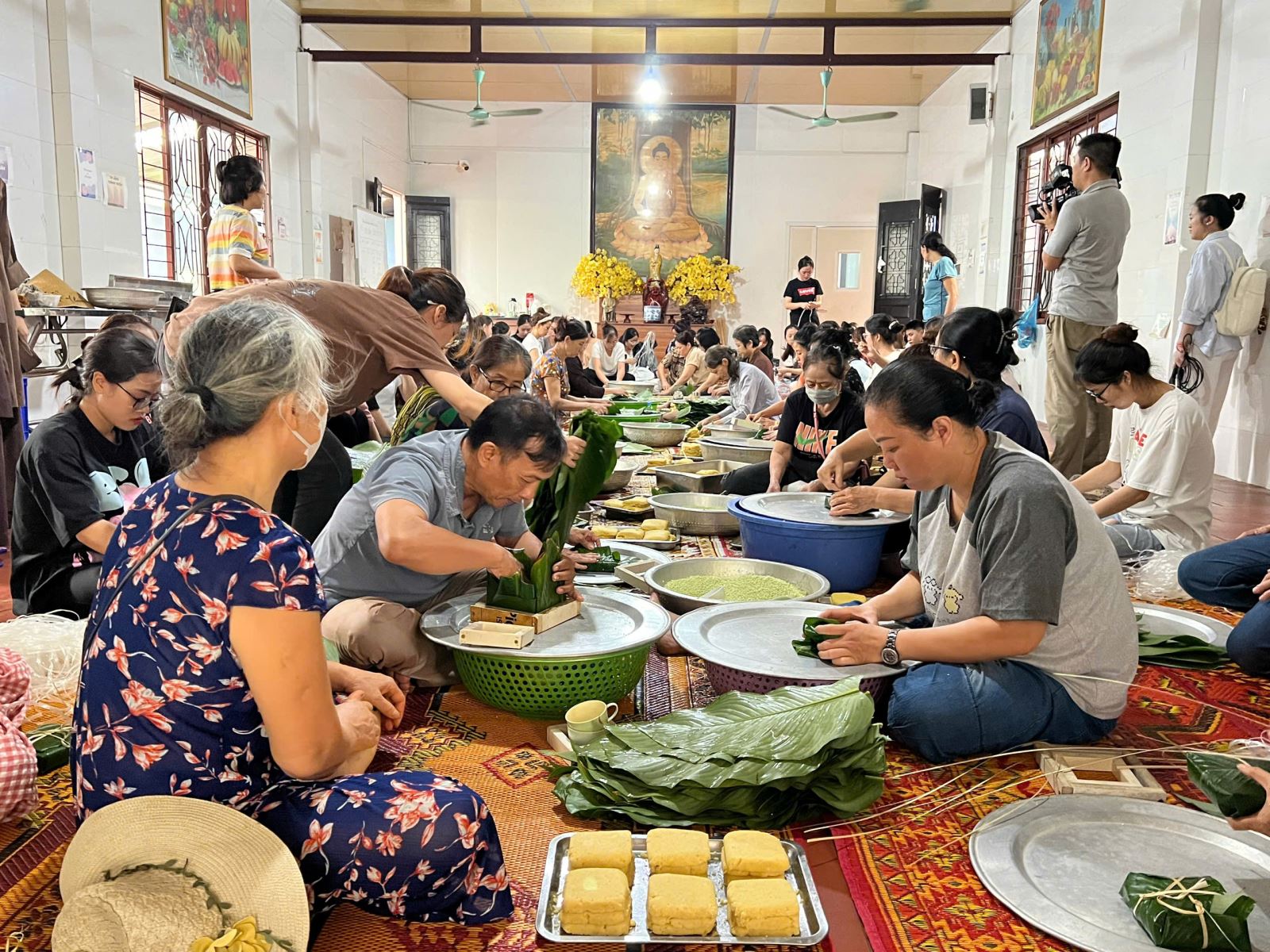 Hàng trăm người cùng gói hàng nghìn chiếc bánh chưng gửi đến người dân vùng lũ.