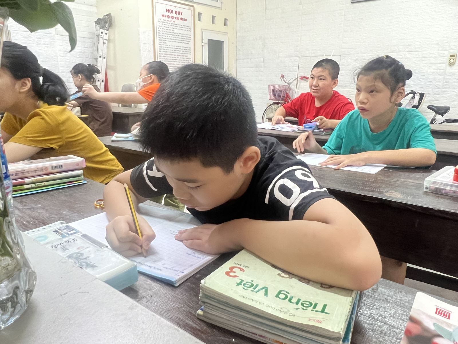 Học sinh say sưa làm bài tập trong lớp học của cô giáo Huyền.