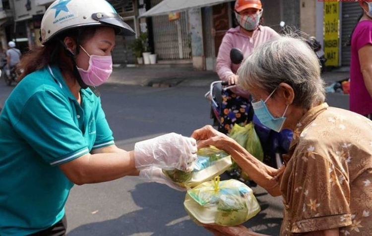 Các cá nhân, tổ chức từ thiện phục vụ người nghèo tại thành phố Hồ Chí Minh.