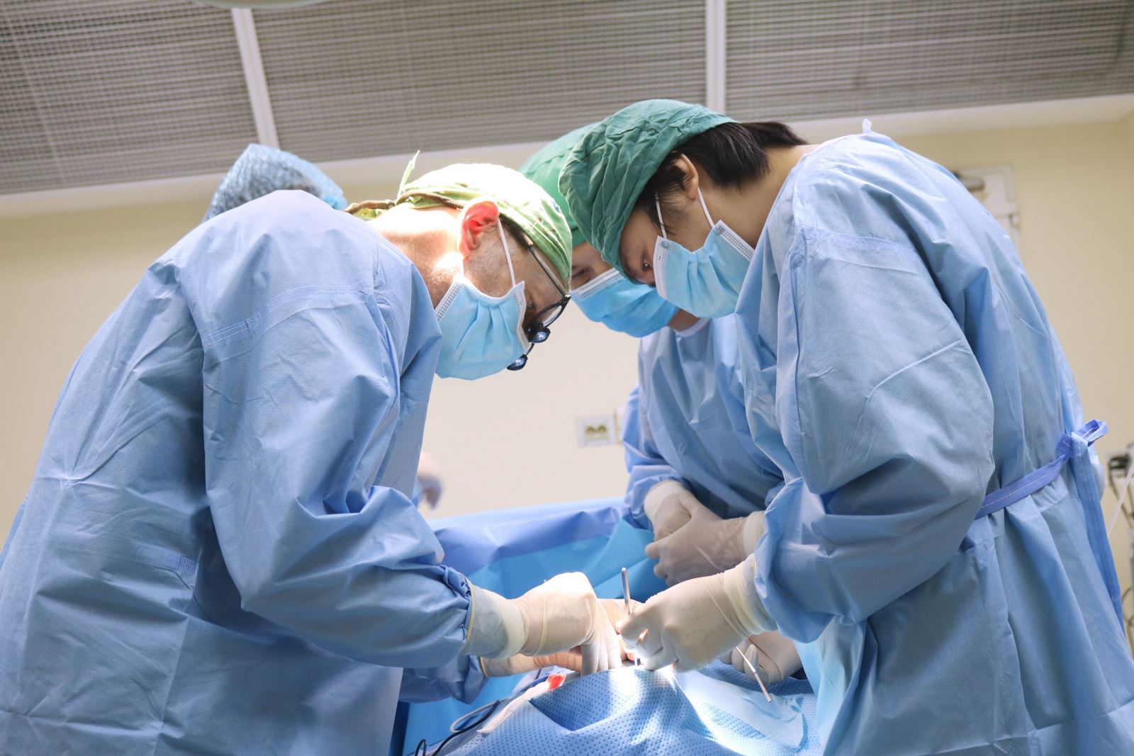 Các bác sĩ Bệnh viện Việt Nam - Thụy Điển Uông Bí làm chủ các kỹ thuật tạo hình cho trẻ em dị tật khe hở môi, khe hở vòm miệng dưới sự tư vấn điều trị của các chuyên gia Thụy Điển.