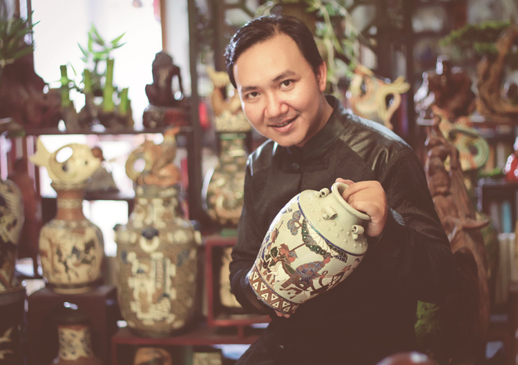 Thạc sĩ Nguyễn Hiếu Tín bên bộ sưu tập gốm của mình.