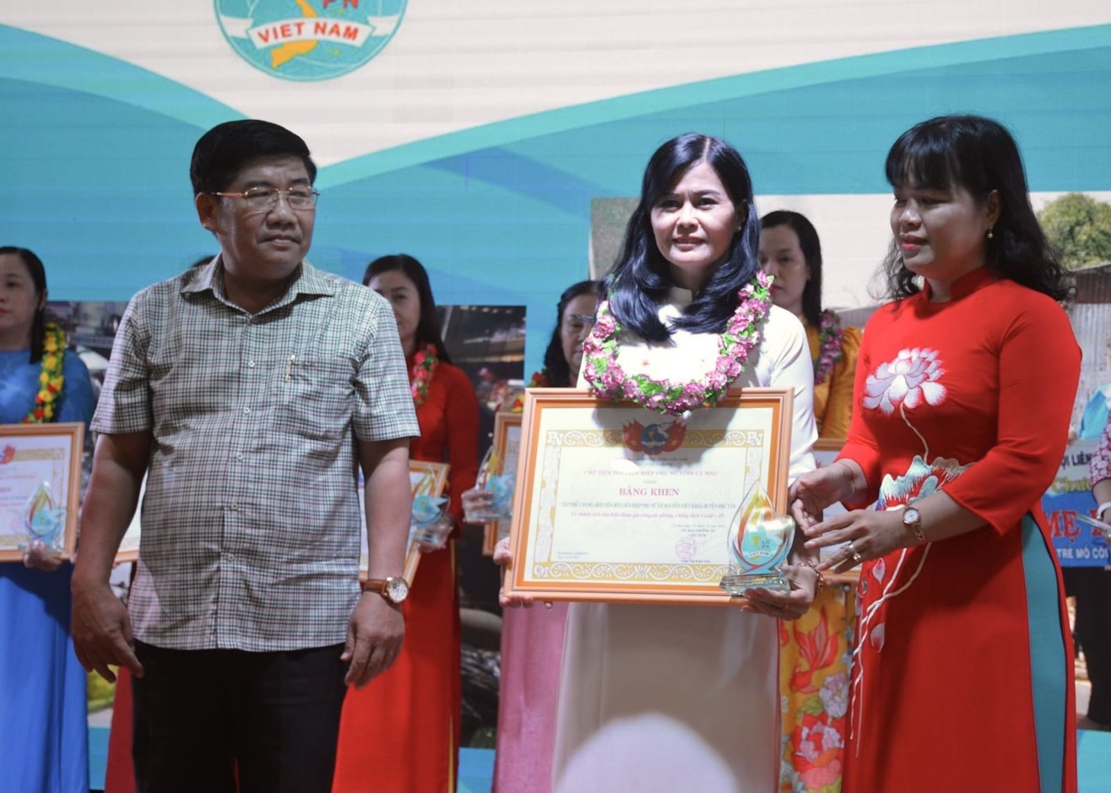 Chị Đào Thị Thanh An nhận bằng khen từ Hội LHPN tỉnh Cà Mau.