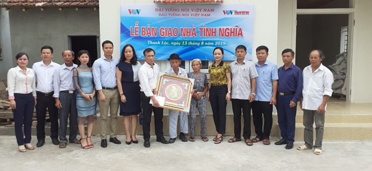 Đại diện Báo TNVN trao tặng nhà tình nghĩa cho gia đình ông Nguyễn Sửu.