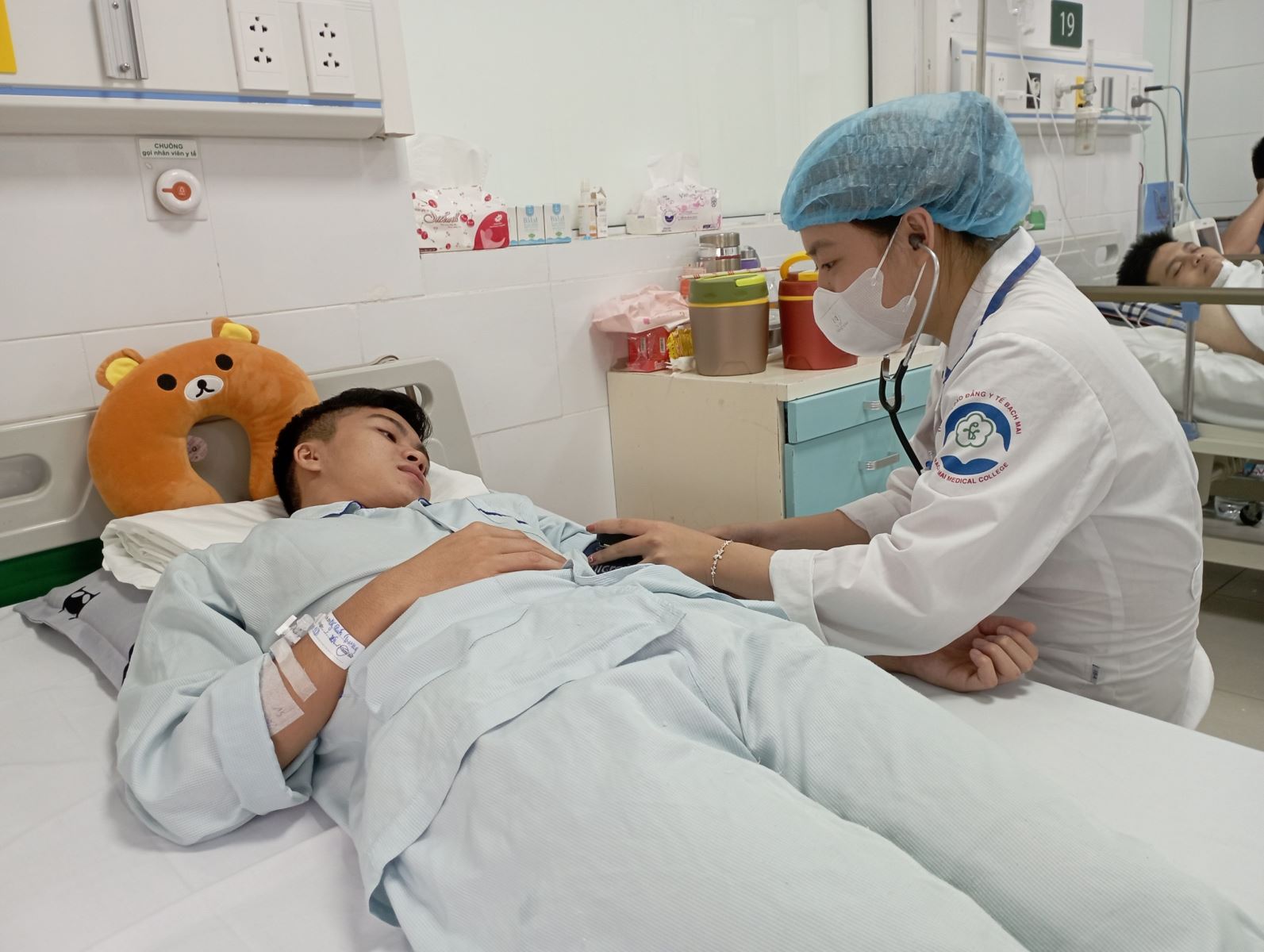 Chiến sĩ Nguyễn Quốc Trung vẫn đang phải nằm viện vì bị tổn thương phổi sau khi tham gia chữa cháy tại chung cư mini Khương Hạ.