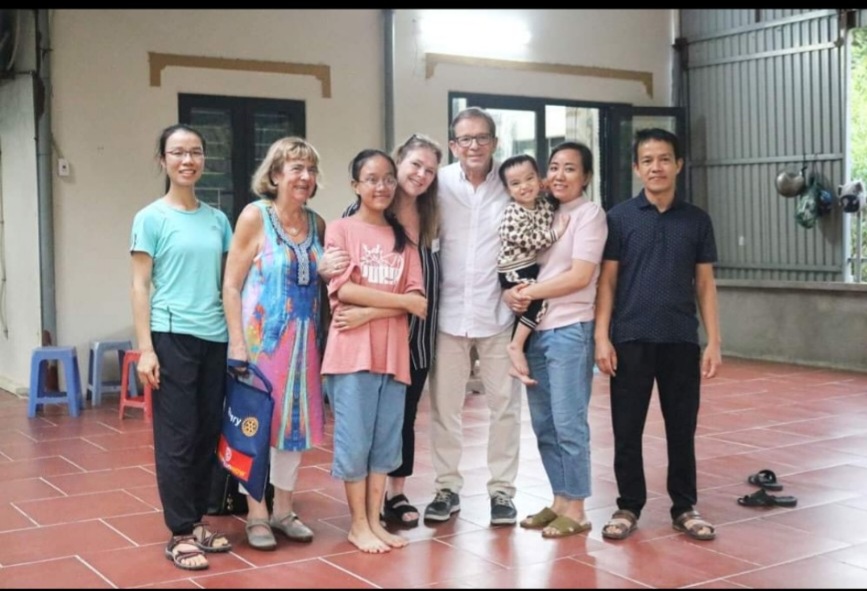 Chị Vũ Thị Xuân Hiệp cùng con trai Vũ Quốc Việt bên các bác sĩ phụ trách ca phẫu thuật.