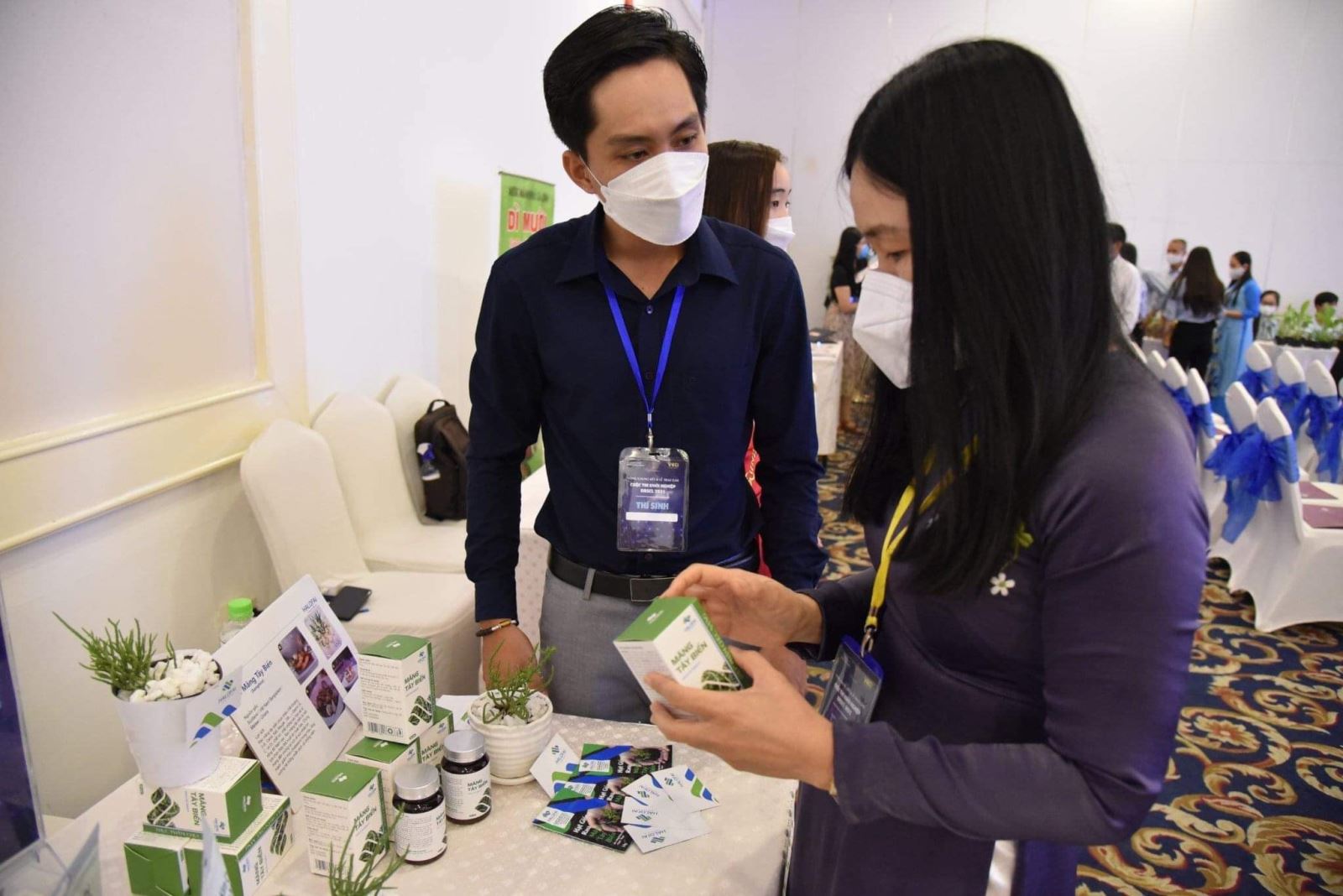 Anh Lâm Quốc Nhựt giới thiệu sản phẩm của HALOFAI đến các cuộc thi.