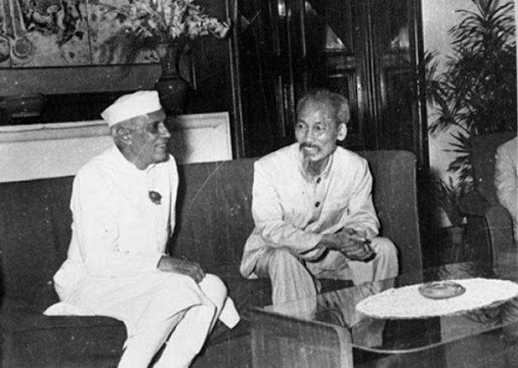 Chủ tịch Hồ Chí Minh gặp Thủ tướng Nehru trong chuyến thăm Ấn Độ năm 1958.    Ảnh: Tư liệu.