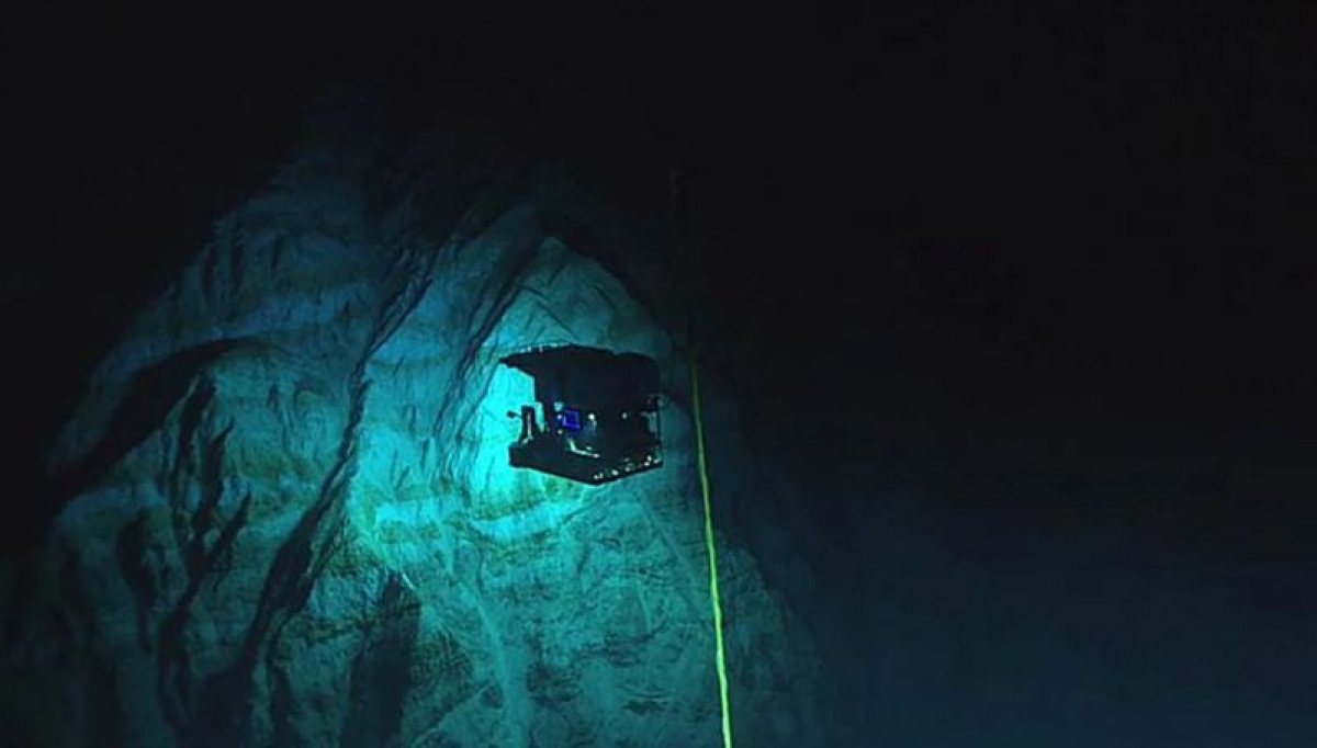 Thiết bị điều khiển từ xa Deep Discoverer khám phá miệng phun thủy nhiệt ở Chamorro Seamount, nằm ở phía Tây Rãnh Mariana. Ảnh: Cơ quan Khí quyển và Đại dương Quốc gia Mỹ.