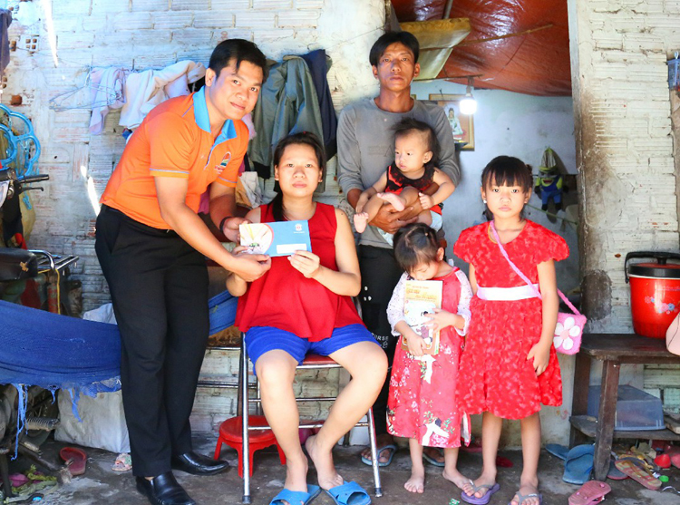 Chị Võ Thị Thu Hương ở phường Tương Bình Hiệp, TP. THủ Dầu Một, tỉnh Bình Dương nhận phần quà hỗ trợ gia đình từ Quỹ Từ thiện Kim Oanh.