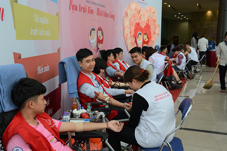 Hàng ngàn cán bộ, nhân viên thuộc EVN đã tham gia hiến máu tình nguyện.