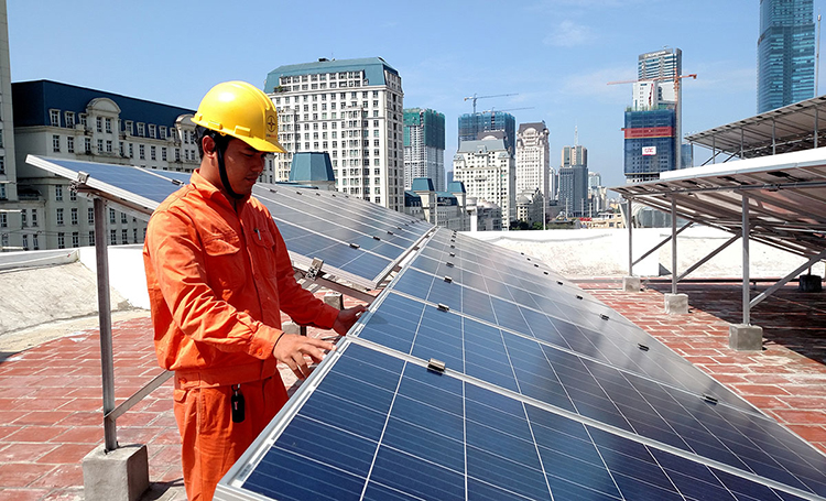 EVN HANOI lắp đặt miễn phí điện mặt trời áp mái cho một số hộ dân hoàn cảnh đặc biệt trong tháng tri ân 2018