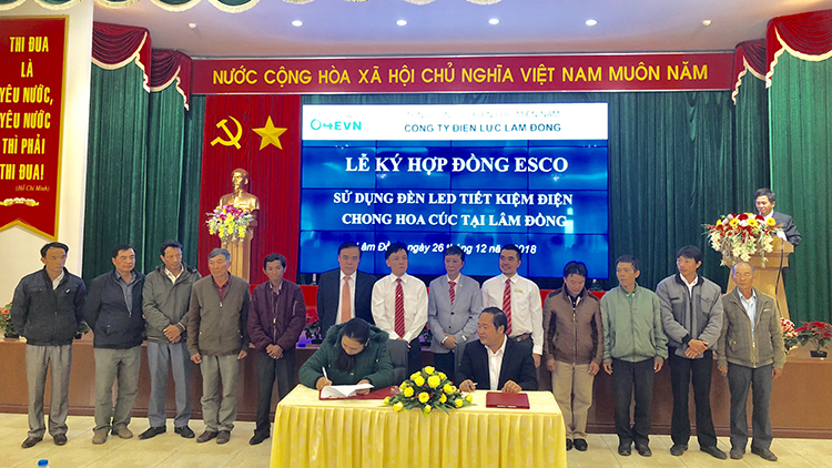 Đại diện Cty CP NN Đông Dương và các hộ dân ký kết hợp đồng ESCO sử dụng đèn led tiết kiệm điện chong hoa cúc tại Lâm Đồng.