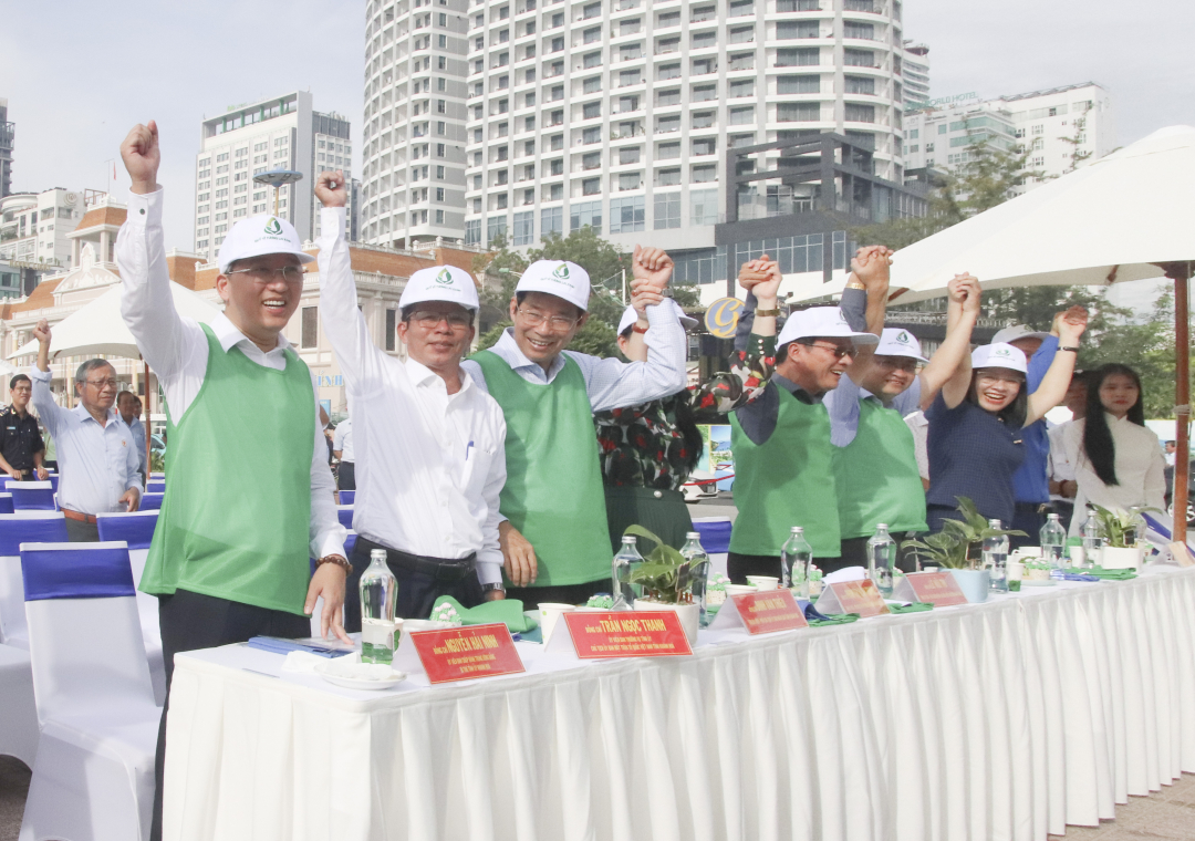 Lãnh đạo tỉnh Khánh Hòa cam kết hành động xanh.