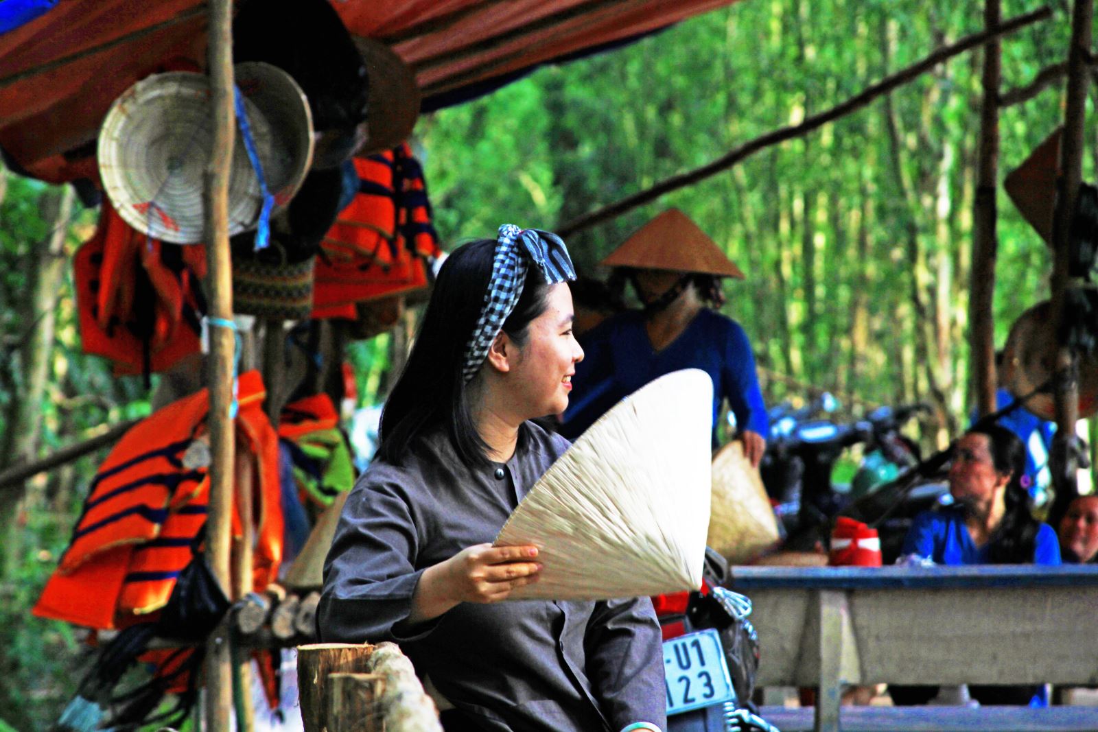 Nữ du khách với khăn choàng rằn truyền thống.
