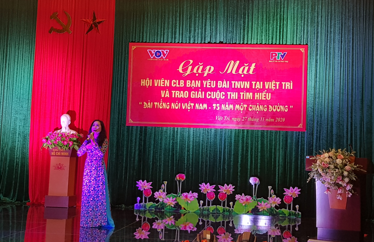 NSƯT chèo Minh Phương, Trưởng đoàn Ca nhạc dân tộc, Nhà hát Đài TNVN biểu diễn tại Lễ trao giải.
