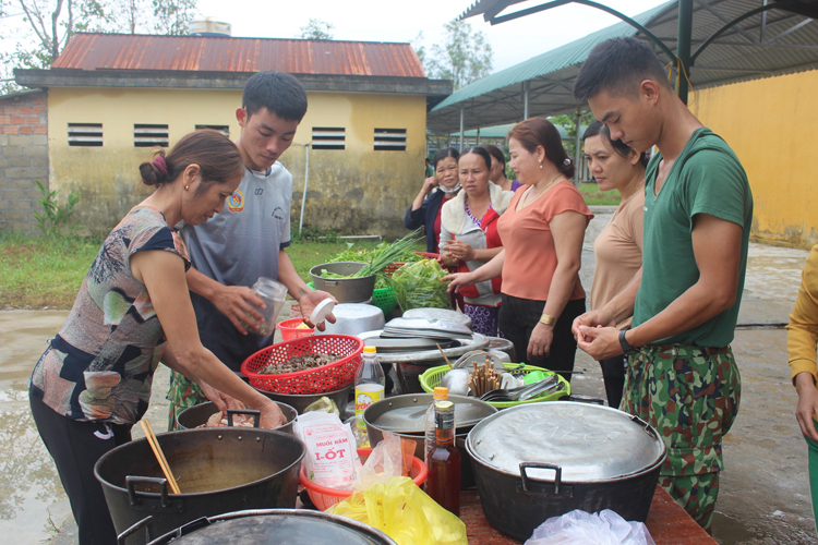 Người dân xã Phong Xuấn mang rau củ, quả, gà vịt đến ủng hộ và ở lại  phụ giúp bộ đội nấu ăn.