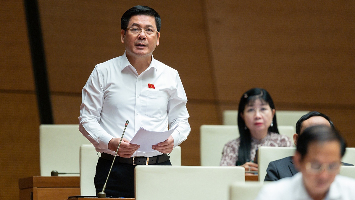 Bộ trưởng Bộ Công Thương Nguyễn Hồng Diên báo cáo giải trình một số ý kiến đại biểu Quốc hội liên quan đến xăng, dầu.