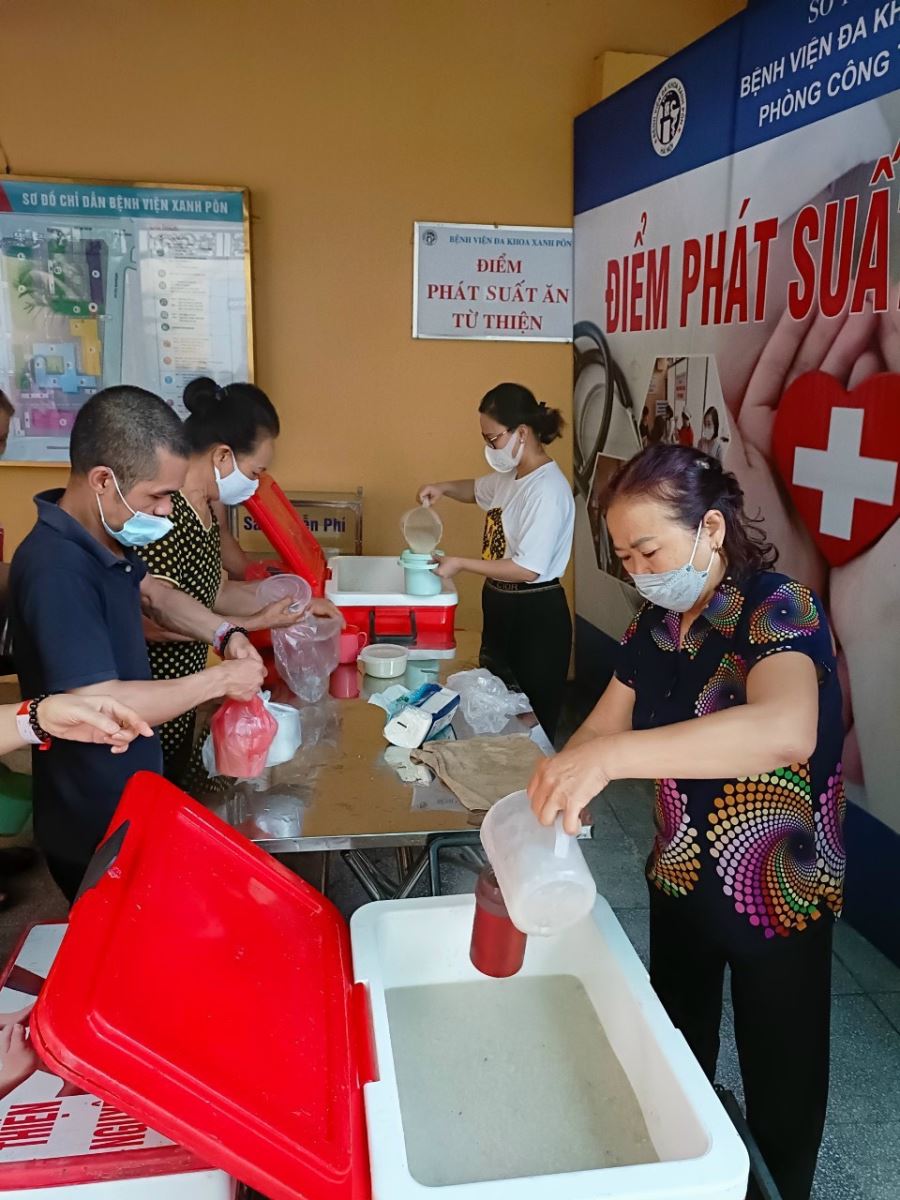 Nhóm thiện nguyện Tuyết Phong phát cháo tại Bệnh viện Xanh Pôn.
