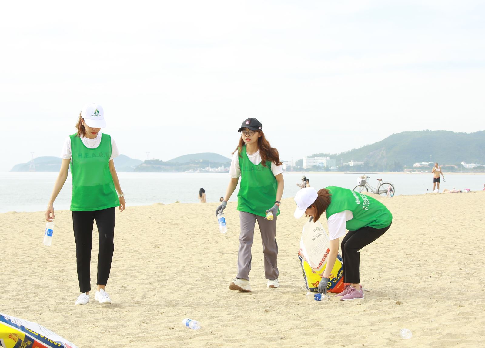 Nhặt rác trên bãi biển Nha Trang.