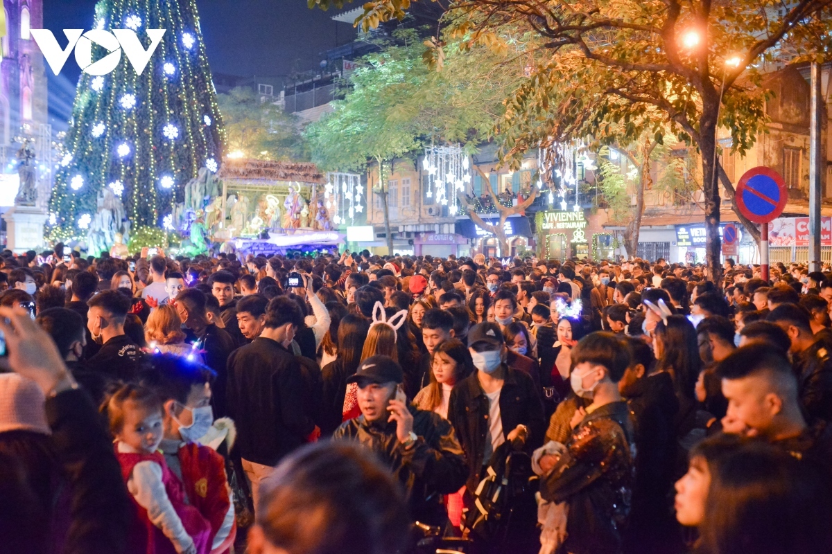 Lễ Noel trước Nhà thờ lớn ở Thủ đô Hà Nội. Ảnh: Vũ Toàn