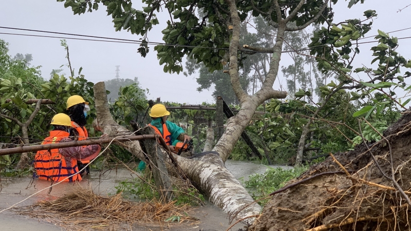Nhân viên Công ty Điện lực Quảng Ngãi khắc phục sự cố lưới điện trong bão số 5.
