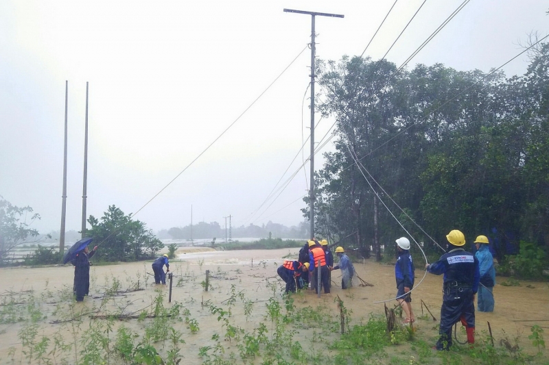 Nhân viên Điện lực A Lưới, tỉnh Thừa Thiên Huế đang xử lý sự cố lưới điện.