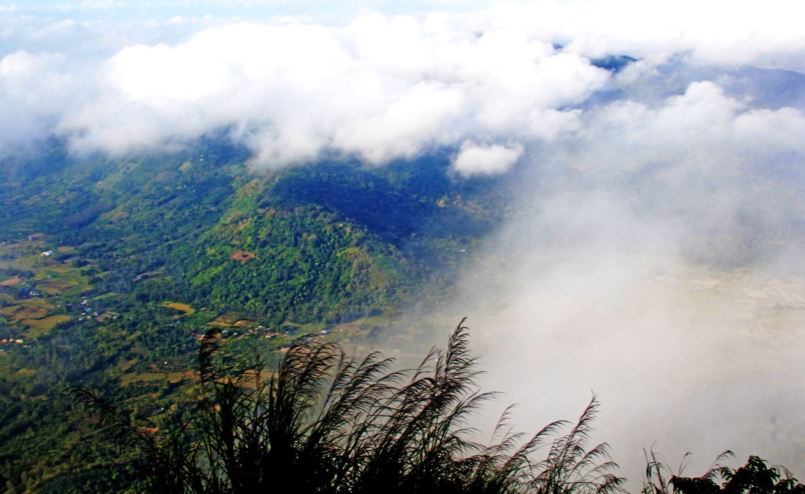 Mây bay trên đỉnh núi Thiên Cấm Sơn.