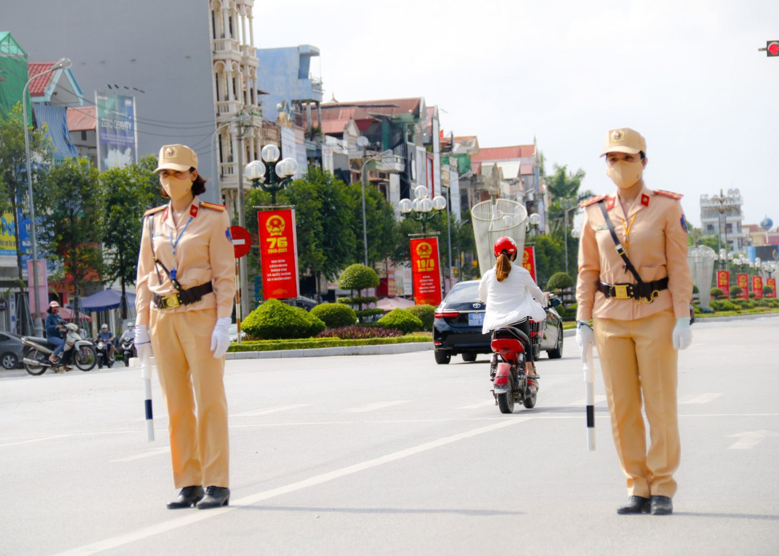 2.	Những “ bóng hồng” nơi tuyến đầu kiểm soát phương tiện ra vào tại cửa ngõ quan trọng của tỉnh Bắc Giang.