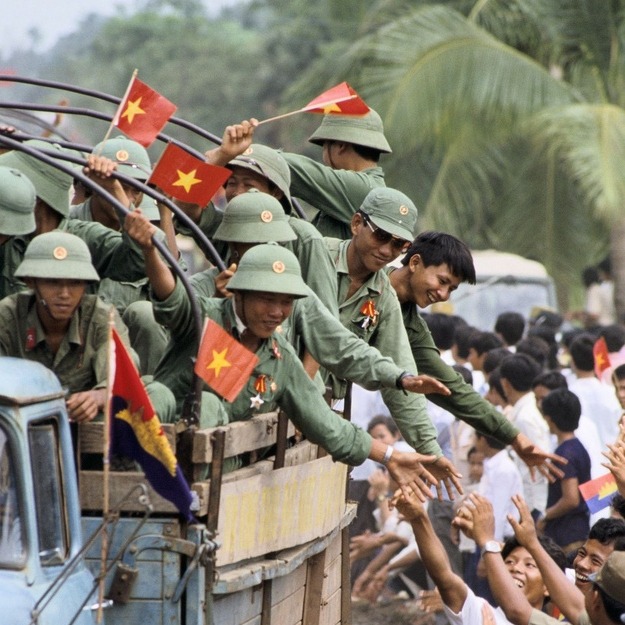 Tình cảm gắn bó giữa nhân dân Campuchia và bộ đội tình nguyện Việt Nam. Ảnh tư liệu.