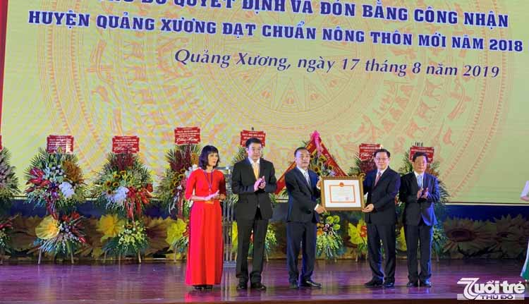 Phó Thủ tướng Chính phủ Vương Đình Huệ trao bằng công nhận huyện nông thôn mới cho huyện Quảng Xương, ngày 17/8/2019.
