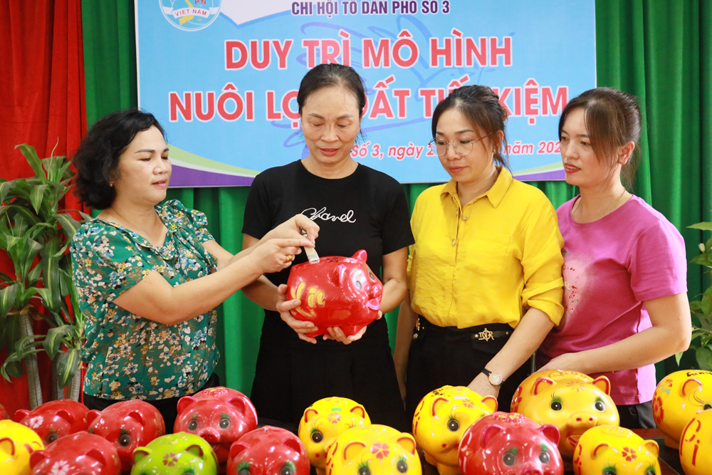 Lợn đất tiết kiệm gây quỹ giúp hội viên nghèo của phụ nữ tổ dân phố số 3, thị trấn An Châu, huyện Sơn Động.