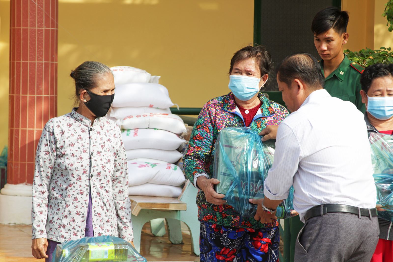 Đại diện UBND xã Thường Phước 1 trao quà cho các hộ nghèo vùng biên đón Tết.