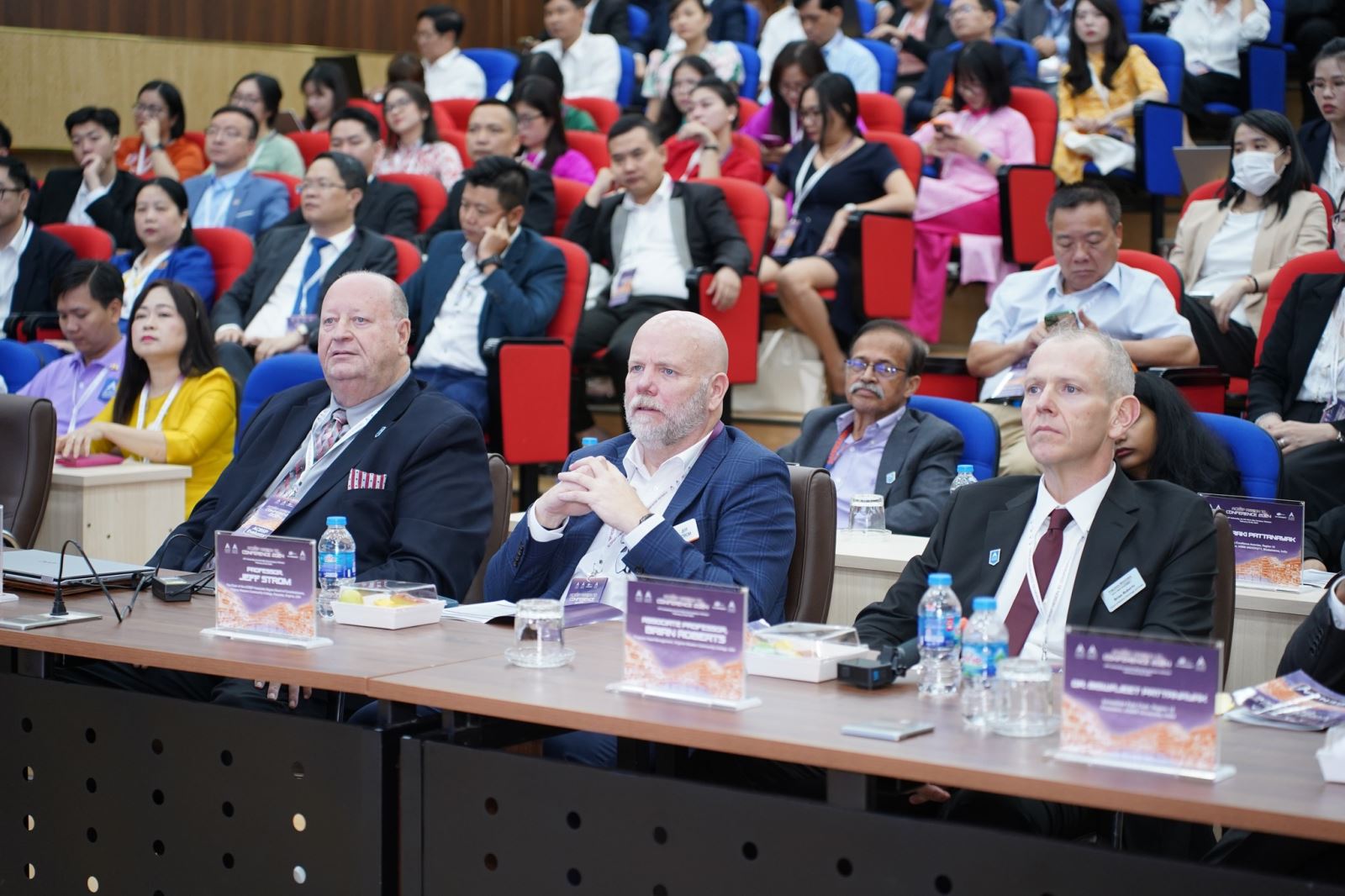 Các chuyên gia ACBSP cùng hơn 300 chuyên gia, giảng viên từ các trường ĐH lớn của quốc tế và Việt Nam tham dự Hội nghị.