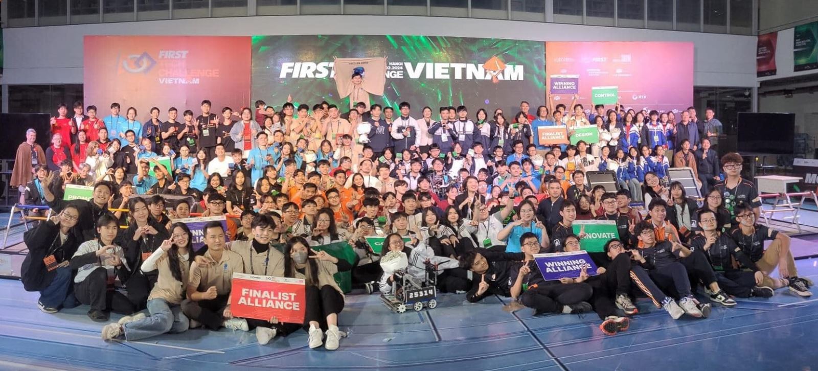 24/2, vòng chung kết FIRST Tech Challenge với hơn 270 học sinh phổ thông đã diễn ra tại Trường Đại học FPT, Hà Nội.