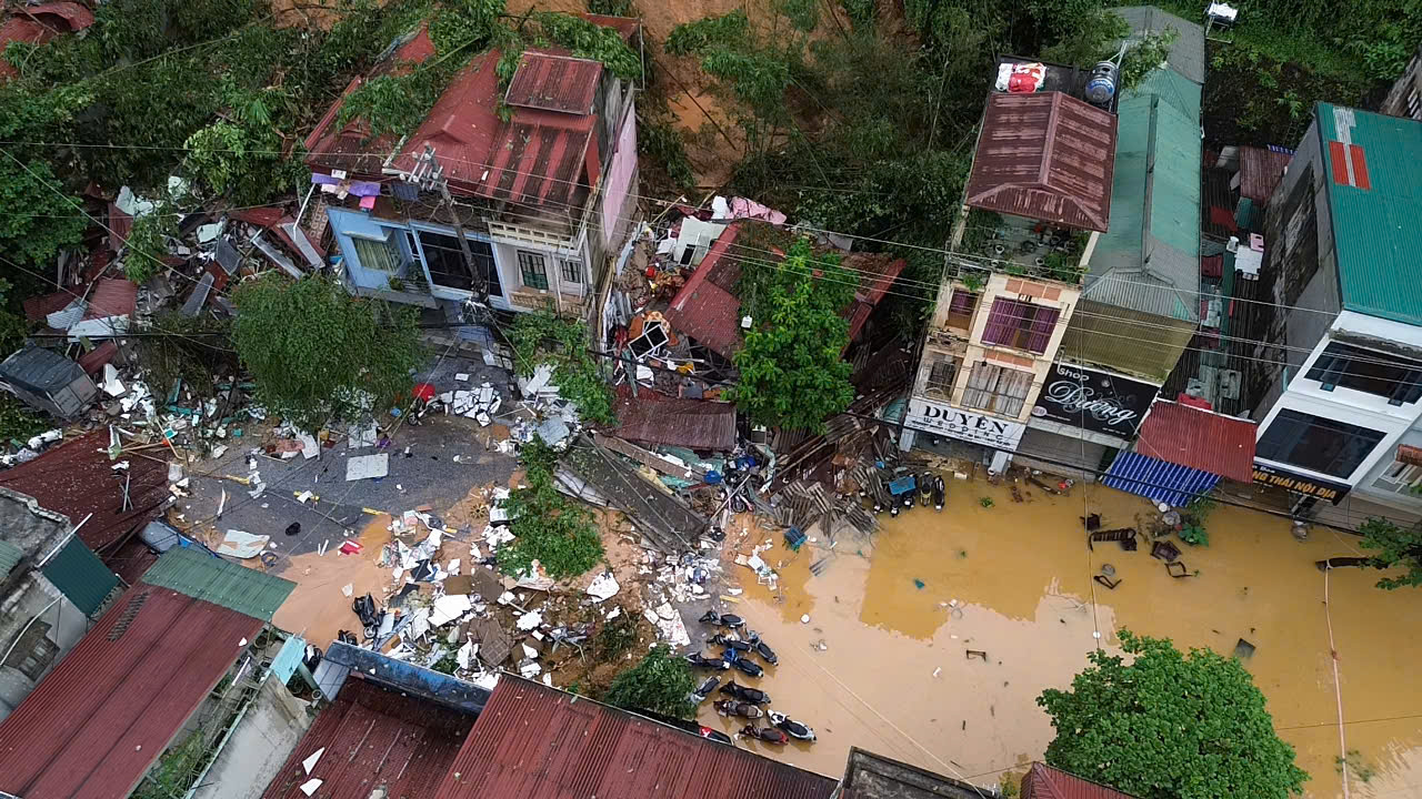 TP Yên Bái tang hoang sau lũ và sạt lở đất.