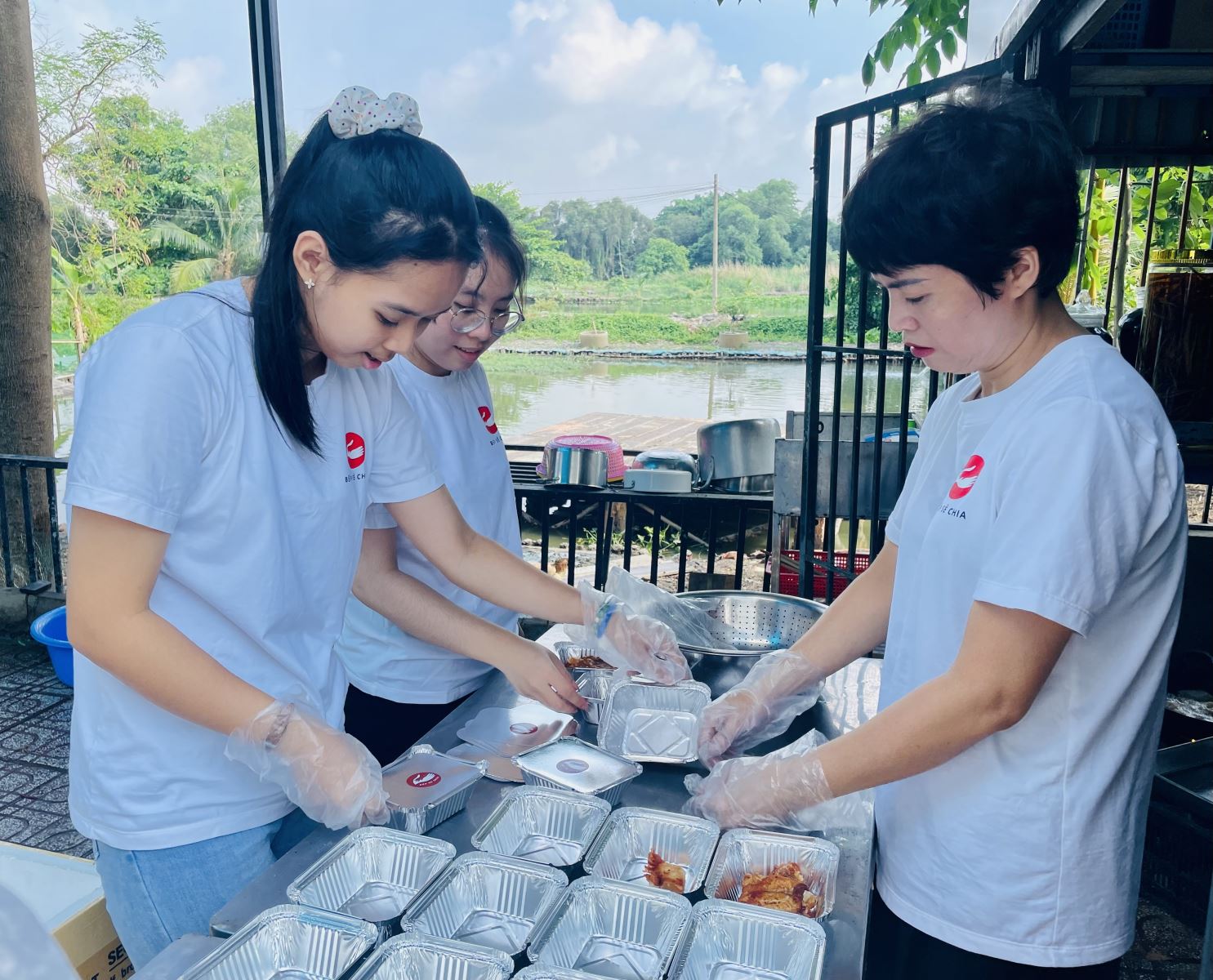 Đều đặn vào thứ Tư hàng tuần, chị Vy cùng các tình nguyện viên Bếp sẻ chia tập trung nấu nướng và trao tặng nhiều suất ăn dinh dưỡng cho bệnh nhi ung thư.