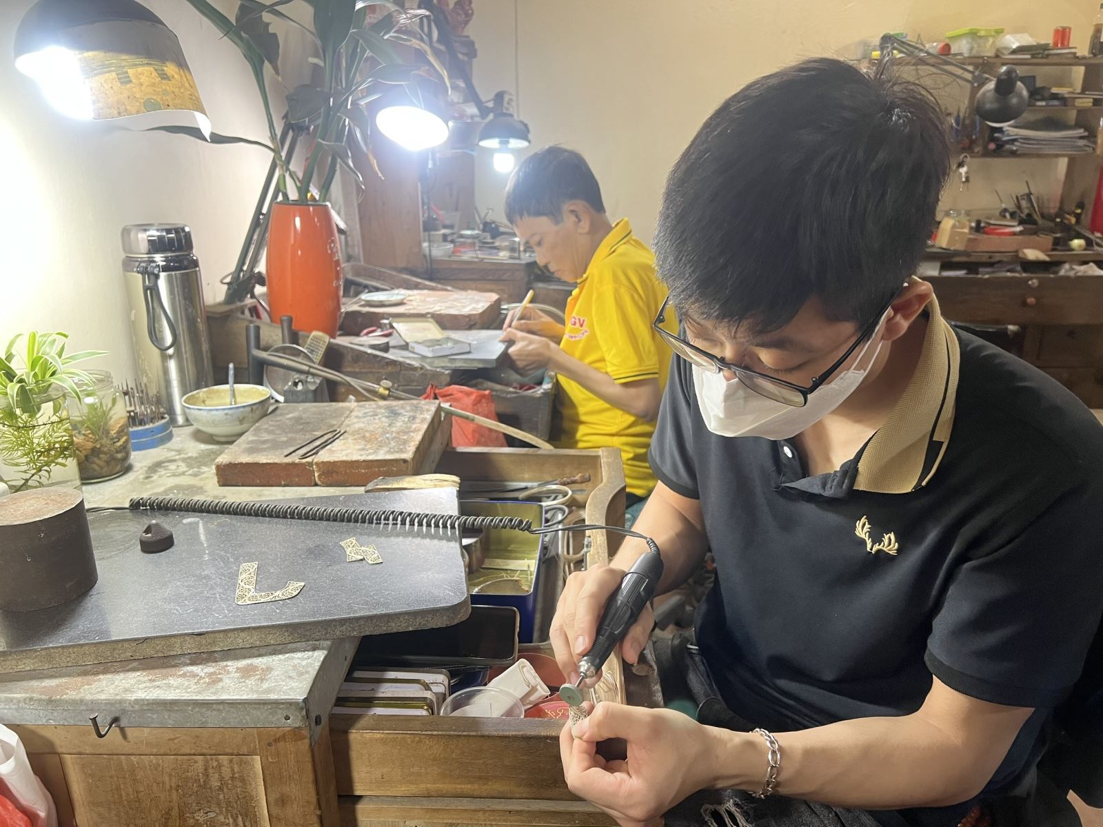 Thợ kim hoàn tại xưởng bạc Định Công.