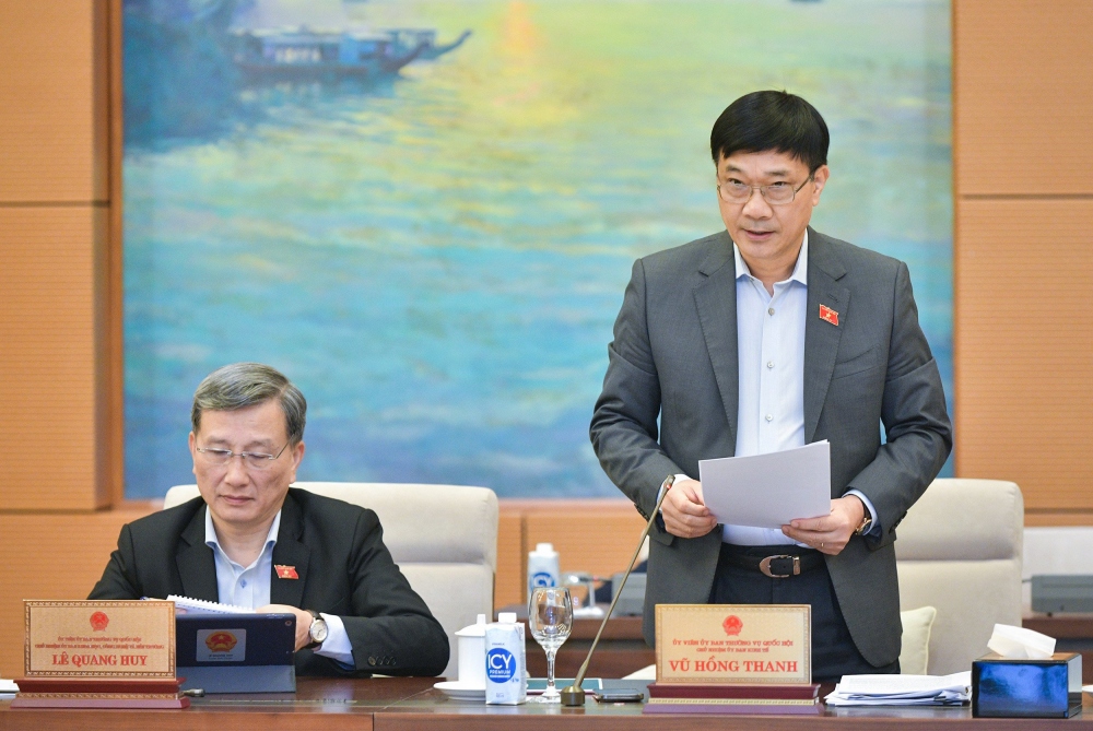 Chủ nhiệm Ủy ban Kinh tế Vũ Hồng Thanh báo cáo tại phiên họp Ủy ban Thường vụ Quốc hội.