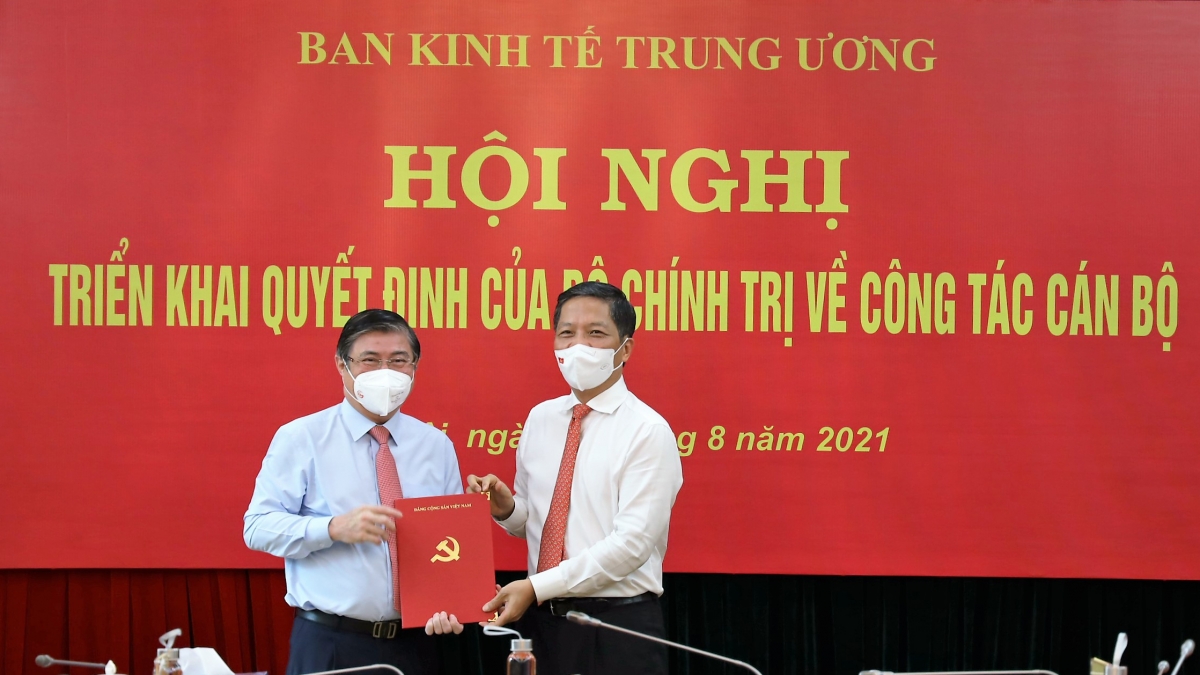 Ông Trần Tuấn Anh trao quyết định của Bộ Chính trị cho ông Nguyễn Thành Phong.