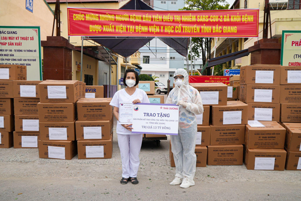 Trao tặng sản phẩm hỗ trợ điều trị Covid-19 tới Bệnh viện YHCT tỉnh Bắc Giang.