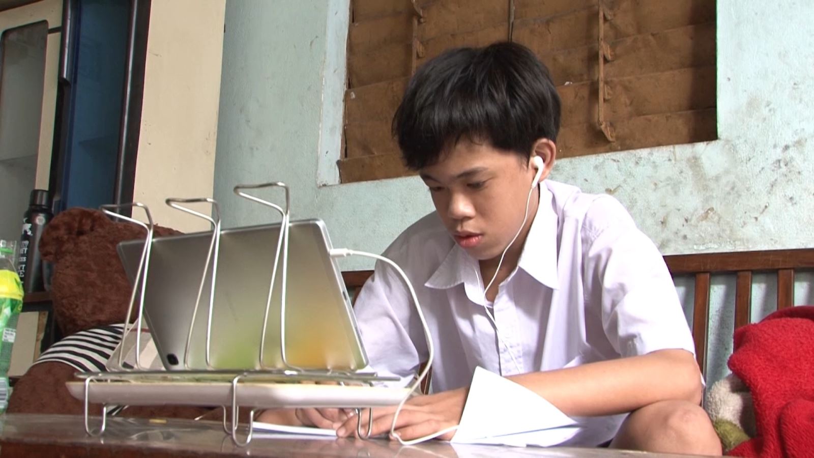 Ước mơ có chiếc máy tính bảng để học trực tuyến của em Nguyễn Văn Tâm ở Đà Nẵng đã thành hiện thực.