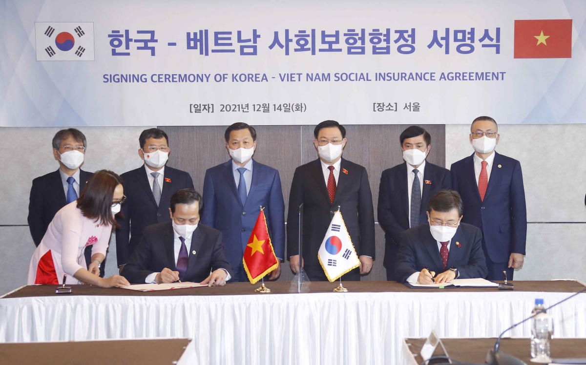 Chủ tịch Quốc hội chứng kiến lễ ký Hiệp định giữa Chính phủ Việt Nam và Hàn Quốc về bảo hiểm xã hội. (Ảnh: TTXVN)